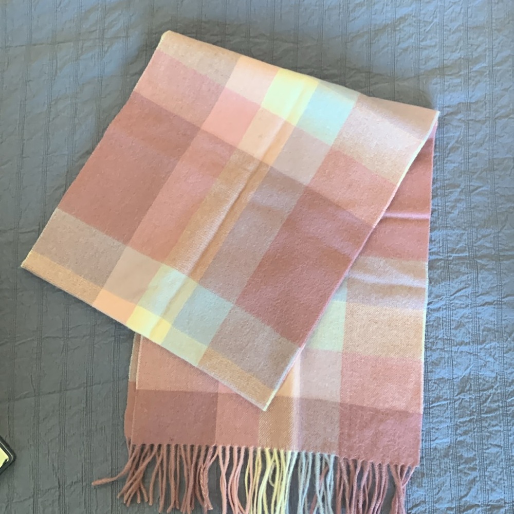 NWT Gorgeous Edinburgh Lambswool pink and cream scarf!
